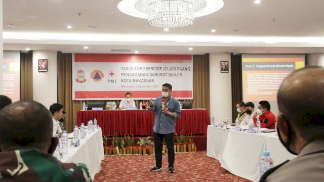 Ketua PMI Kota Makassar Syamsu Rizal (Deng Ical) memberikan arahan kepala Peserta Penanganan Darurat Banjir Kota Makassar, Selasa (07/12/2021).