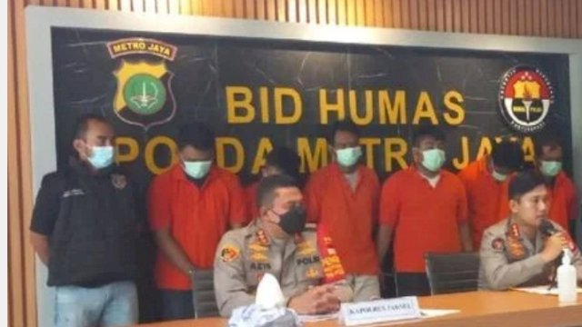Konferensi Pers Kabid Humas Polda Metro Jaya Kombes Pol E Zulpan, terkait kasus pengeroyokan Polisi di Kajarta Selatan, Rabu (08/12/2021).