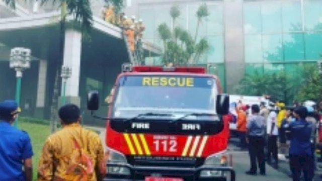 Gedung Cyber 1, Jakarta Selatan dilalap si jago merah pada Kamis (2/12/2021) siang.