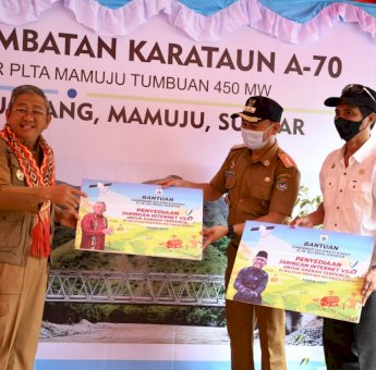 Gubernur Sulbar Serahkan Bantuan Internet VSAT di Kalumpang-Bonehau