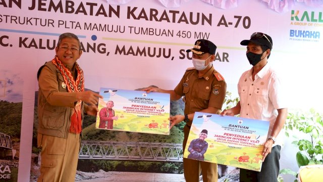 Gubernur Sulbar Ali Baal Masdar, menyerahkan secara simbolis bantuan Internet Gratis untuk Masyatakat, Rabu (08/12/2021).