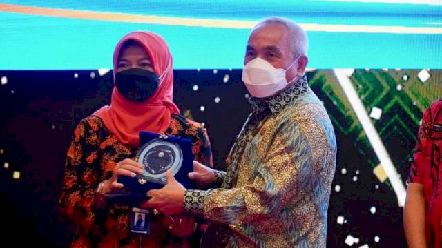 Gubernur Kaltim Isran Noor, menerima Penghargaan Pesisir dan Konferensi Nasional Pengelolaan Sumber Daya Laut, Pesisir dan Pulau-Pulau Kecil ke 10 di Jakarta, Kamis (09/12/2021).