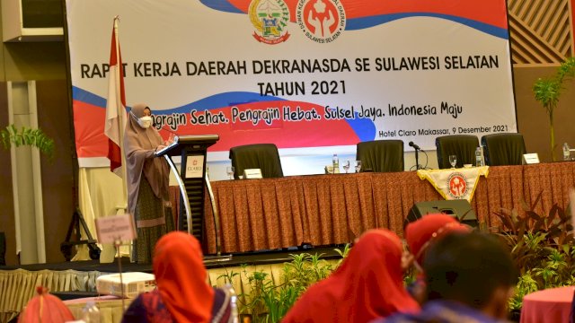Plt Ketua Dekranasda Sulsel Naoemi aoctarina, memberikan sambutan saat Evaluasi dan Monitoring Program Kerja Dekranasda 24 Kabupaten Kota se Sulsel, di Hotel Claro Makassar, Kamis (09/12/2021).