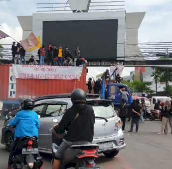 Demo Hari Anti Korupsi, Mahasiswa di Gowa Macetkan Jalur Trans Sulawesi dengan Menyandera Dua Mobil Kontainer