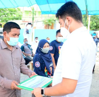 Andi Seto Serahkan Bantuan Permodalan Hingga Beasiswa ke Luar Negeri untuk Masyatakat Sinjai