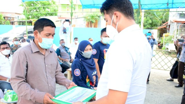Bupati Sinjai Andi Seto Asapa menyerahkan secara Simbolis Bantuan kepada Masyatakat di Pelabuhan Cappa Ujung, Kelurahan Lappa Kacamatan Sinjai Utara, Kamis (09/12/2021).