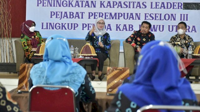 Bupati Luwu Utara Indah Putri Indriani, memberikan materi saat menjadi Narasumber Utama pada Kegiatan Peningkatan Kapasitas Leader yang dilaksanakan DP3AP2KB, Kamis (09/12/2021).