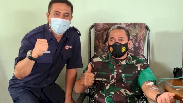 Ketua PMI Kota Makassar Syamsu Rizal (Deng Ical), bersama Kasdam XIV Hasanuddin Brigjen TNI Amping Bujasar Tangdilintin, saat Bakti Sosial Donor Darah Peringatan Hari Juang TNI AD, Kamis (09/12/2021).