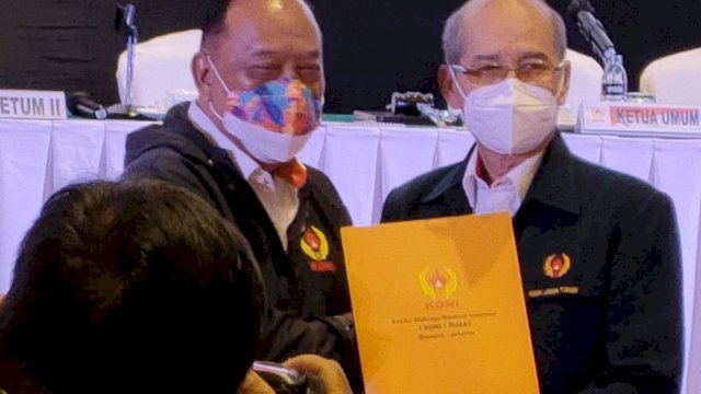 Penyerahan Bantuan untuk Korban Letusan Gunung Semeru oleh Ketua Umum KONI Letjen TNI (Purn) Marciano Norman, yang diterima oleh Ketua KONI Jawa Timur, usai Rakernas, Kamis (09/12/2021).