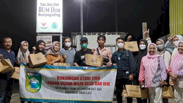 Pengurus BUMDes Banyu Irang, Kecamatan Bati-Bati, Kabupaten Tanah Laut, Provinsi Kalimantan Selatan, saat melakukan Kunjungan Kerja Study Tiru Pengolahan Kue Khas Daerah di Desa Rompegading Kecamatan Liliriaja Soppeng, Sulawesi Selatan, Kamis (09/12/2021).