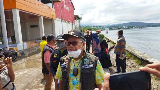 Wali Kota Parepare Taufan Pawe, diwawancarai Awak Media saat meninjau sejumlah titik terdampak bencana alam Angin Kencang, Jumat (10/12/2021).