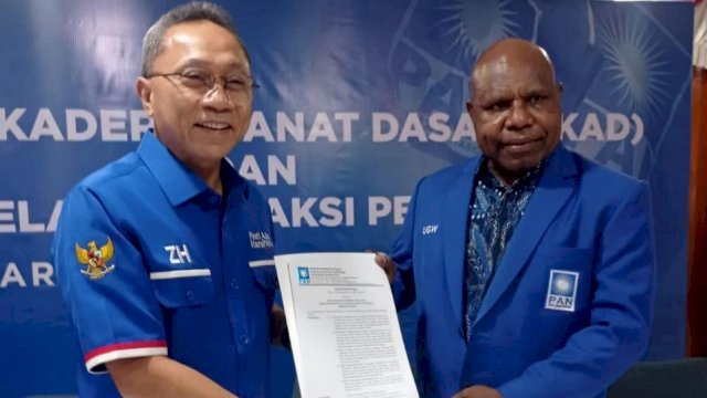 Ketua Umum DPP PAN Zulkifli Hasan menyerahkan SK Pengrus kepada Usman G Wanimbo, di Sekretariat DPP PAN, Jakarta, Kamis (09/12/2021).