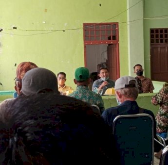 Tim Mappadeceng Edukasi Warga Baringeng Soppeng Ikut Vaksinasi