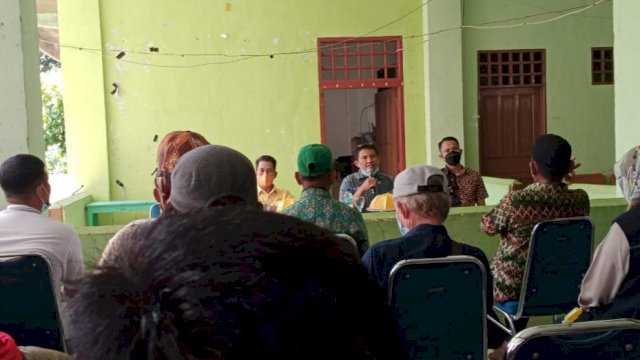 Tim Mappadeceng Edukasi Warga Baringeng Soppeng Ikut Vaksinasi