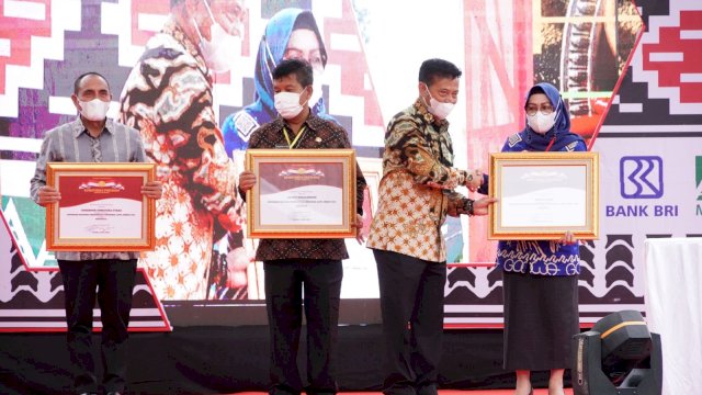 Menteri Pertanian RI Syahrul Yasin Limpo, menyerahkan Piagam Penghargaan kepada Penjabat Sekda Gowa Kamsina.