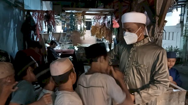 Kapolsek Kembangan Kompol H Khoiri, saat berbincang dengan warga.