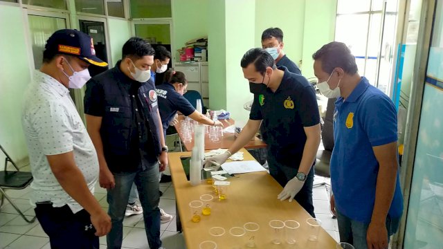 Kegiatan Tes Urine Pegawai Suku Dinas Perhubungan Jakarta Barat oleh Personil Polres Metro Jakarta Barat, Sabtu (11/12/2021).