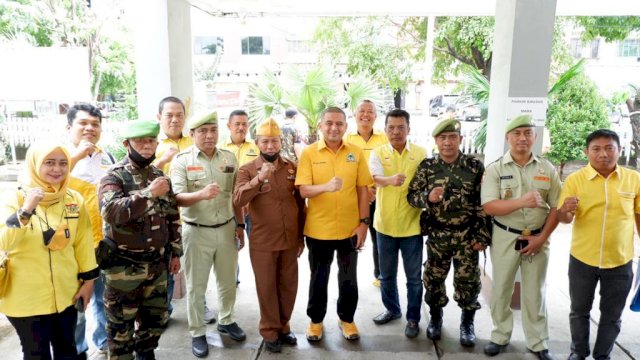 Pengurus DPD II Golkar Makassar saat mengunjungi markas LVRI Cabang Kota Makassar di Jalan WR Supratman, Minggu (12/12/2021).