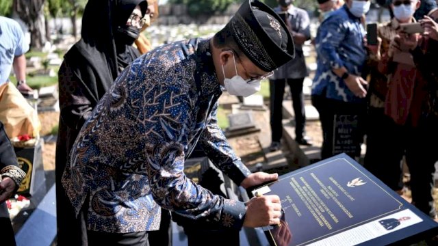 Gubernur DKI Jakarta Anies Baswedan, menandatangani Prasasti Pemugaran makam Sultan Alaiddin Muhammad Daud Syah di TPU Utan Kayu, Jakarta Timur, Senin (13/12/2021).