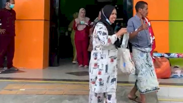 Pasien di RSUD Sinjai Keluar dari Ruang Perawatan setelah merasakan Getaran Gempa, Selasa (14/12/2021).