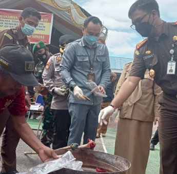 Kejari Sinjai Musnahkan 21 Sachet Sabu Hingga Barang Bukti Kasus Pembunuhan