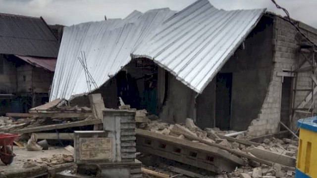 Kondisi salah satu Rumah warga di Kabupaten Kepulauan Selayar yang rusak parah akibat guncangan Gempa, Selasa (14/12/2021).