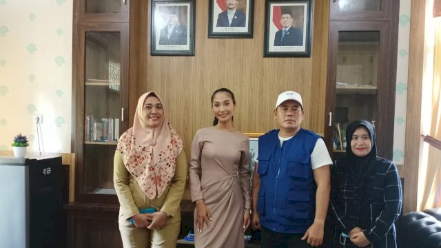 Wakil Ketua DPRD Luwu Utara, Karemuddin, saat menerima Reskyana di Ruang Kerjanya, Selasa (14/12/2021).