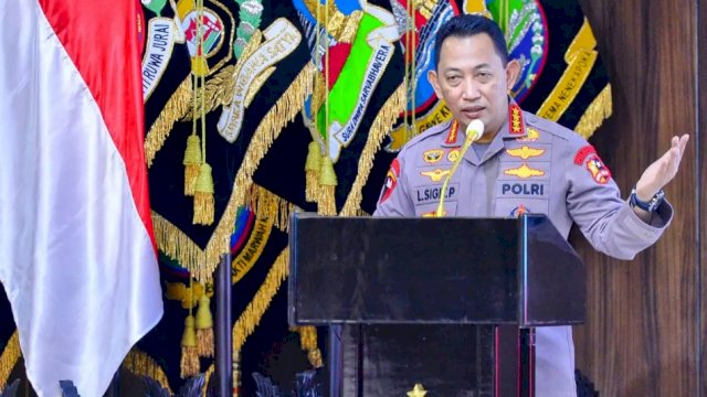 Kapolri Jenderal Listyo Sigit Prabowo, memberikan sambutan saat penyerahan Bantuan Pendidikan untuk Putra-Putri Polri dari BUMN, di Mabes Polri, Jakarta Selatan, Selasa (14/12/2021).