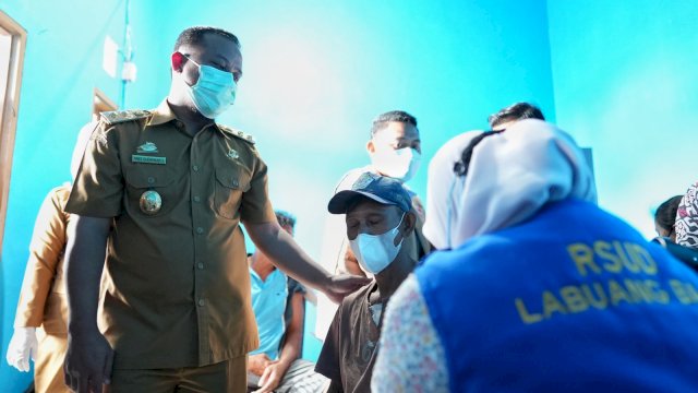 Plt Gubernur Sulsel Andi Sudirman Sulaiman, berbincang dengan vamsinator dan masyarakat saat memantau vaksinasi di Desa Tamalate, Kecamatan Galesong Utara, Kabupaten Takalar, Selasa (14/12/2021).