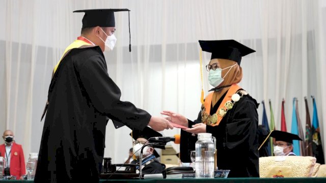 Bupati Gowa Adnan Purichta Ichsan, saat mengikuti Wisuda di Baruga AP Pettarani Unhas, Makassar, Rabu (15/12/2020).