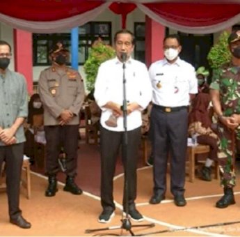 Gubernur DKI Jakarta Anies Baswedan Dampingi Presiden Jokowi Tinjau Vaksinasi Covid-19 Anak Usia 6-11 Tahun