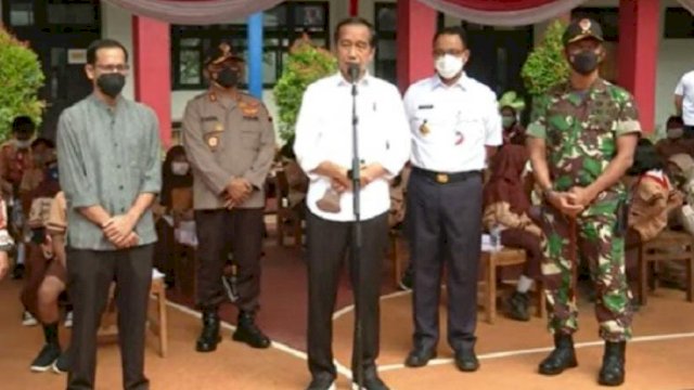 Presiden RI Joko Widodo, saat meninjau langsung vaksinasi Covid-19 bagi anak-anak usia 6-11 tahun yang digelar di Kompleks SDN Cideng, Gambir, Jakarta, Rabu (15/12/2021).