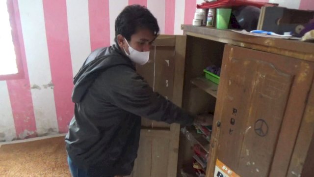 Ketua Umum Gerakan Rakyat dan Mahasiswa Indonesia, Wawan, menunjukan tempat dimana Laptop dan HP hilang di Sekretariat, Rabu (15/12/2021).