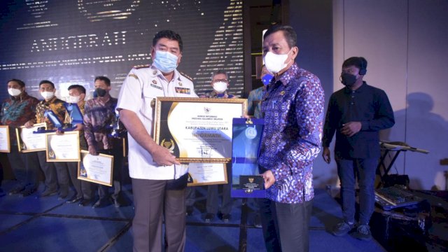 Sekretaris Daerah Luwu Utara Armiadi, menerima Piagam Penghargaan dari Sekretaris Daerah Provinsi Sulsel Abdul Hayat Gani, Rabu (15/12/2021).