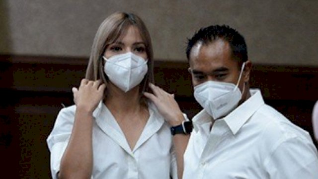 Artis Nia Ramadhani bersama Suaminya Ardi Bakrie.