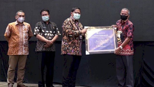 Kepala Diskominfo-SP Kabupaten Gowa, Arifuddin Saeni menerima Piagam Penghargaan pada Outlook Ekonomi Sulsel 2022 di Golden Lily Ballroom, Four Points Hotel By Sheraton Makassar, Kamis (16/12/2021).