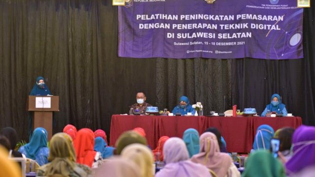 Plt Ketua PKK Sulsel Naoemi Ochtarina, memberikan sambutan saat Pelatihan Peningkatan Pemasaran Dengan Penerapan Teknik Digital, yang diikuti oleh Kader PKK Kabupaten Gowa, Matos, Pangkep dan Takalar, di Hotel Horison Makassar, Kamis (16/12/2021).