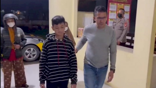 Dokumentasi Saat salah satu terduga pelaku diamankan di Polsek Barombong didampingi keluarganya.