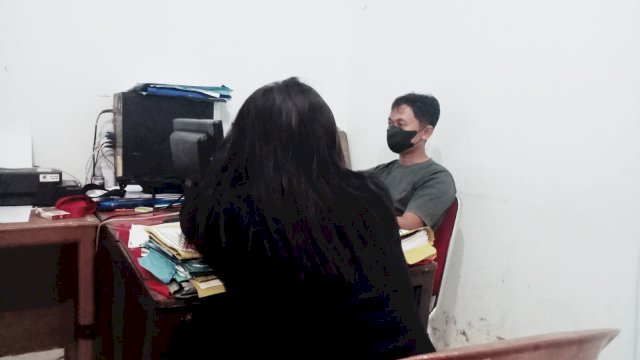 Salah satu wanita saat diperiksa di Sat Reskrim Polres Sinjai, Sabtu (18/12/2021).