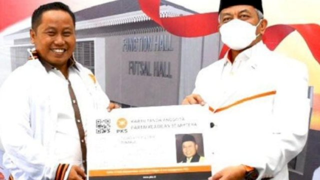 Komedian Narji menerima secara Simbolis Kartu Tanda Anggota (KTA) Partai Keadilan Sejahterah (PKS), Minggub(18/12/2021).