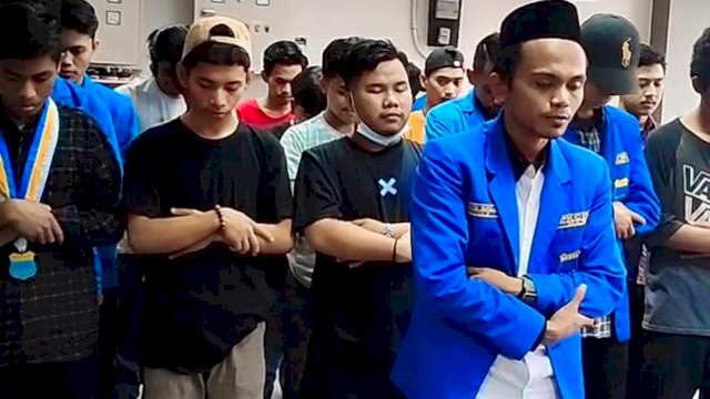 PMII Nusantara yang sedang melaksanakan sholat ghoib di kantor PB PMII, Minggu (19/12/2021).