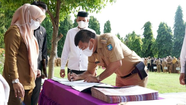 Bupati Bulukumba Andi Muhtar Ali Yusuf, menandatangani Nota Kesepahaman pemotongan 2,5 persen Gaji ASN.