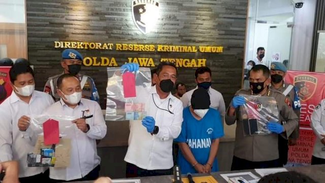 Konferensi Pers pengungkapan Prostitusi Online yang melibatkan Selebgram cantik di Semarang Jawa Tengah, Senin (20/12/2021).