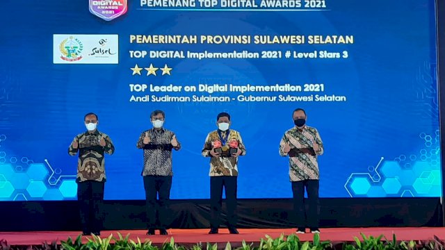 Kepala Dinas Komunikasi dan Informatika Sulsel Amson Padolo, menerima penghargaan Top Digital Award 2021 di Hotel Raffles Jakarta, Selasa (21/12/2021).