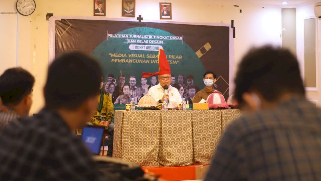 Wali Kota Parepare Taufan Pawe, saat menjadi Narasumber pada Pelarihan Jurnalistik Tingkat Dasar dan Kelas Desain yang digelar LAPMI Himpunan Mahasiswa Islam (HMI) Cabang Kota Makassar, di Marina Beach Hotel Kota Makassar, Selasa (21/12/2021).