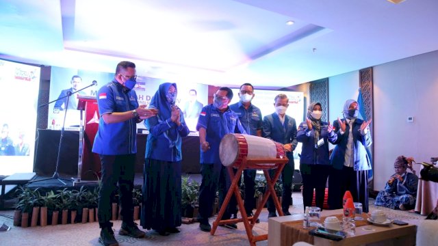 Ketua BPOKK DPP Partai Demokrat Herman Khaeron, memukul Gendang tanda dibukanya Musda DPD Partai Demokrat Sulawesi Selatan, Rabu (22/12/2021).