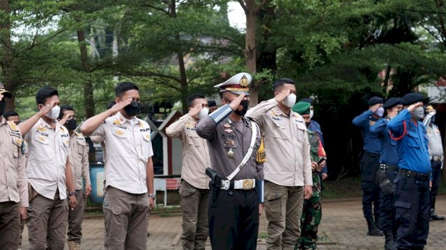 Apel Gelar Pasukan Operasi Lilin 2021, di Halaman Kantor Bupati Gowa, Kamis (23/12/2021).
