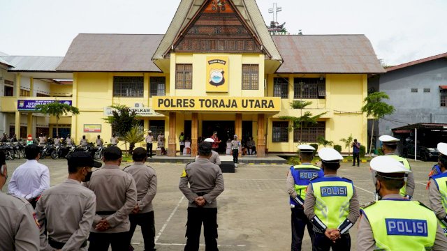 Apel Gelar Pasukan Ops Lilin 2021 di Halaman Mapolres Toraja Utara, Kamis (23/12/2021).