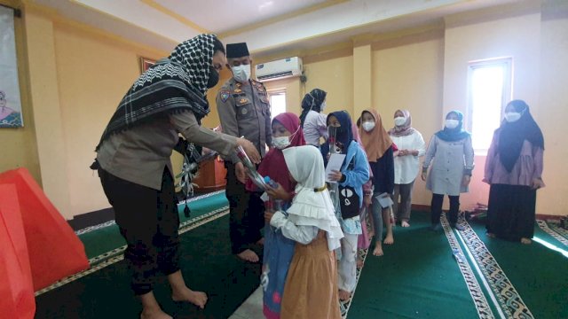 Kapolsek Tanjung Duren Kompol Rosana Albertina Labobar, memberikan santunan kepada anak Yatim Piatu, Rabu (22/12/2021).