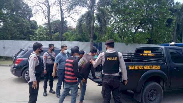 Tim Patroli Perintis Presisi Polres Metro Jakarta Barat saat mengamankan 4 orang yang melakukan aksi pungli di Pintu Keluar Tol Tegal alur Kalideres Jakarta Barat, Rabu (22/12/2021).